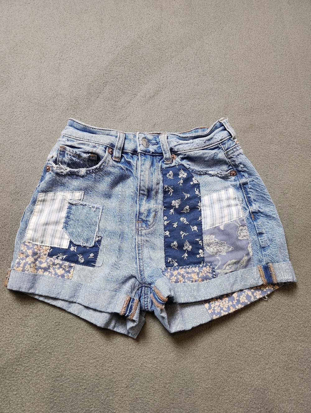 American Eagle Patch Me Up AE Denim High Rise Mom Jean Shorts Hippie Boho sz 00